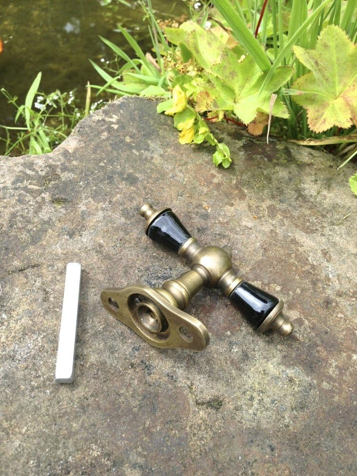 Antikas - Fensterolive Messing, antike Fensterbeschläge, nachgefertigt Porzellan schwarz