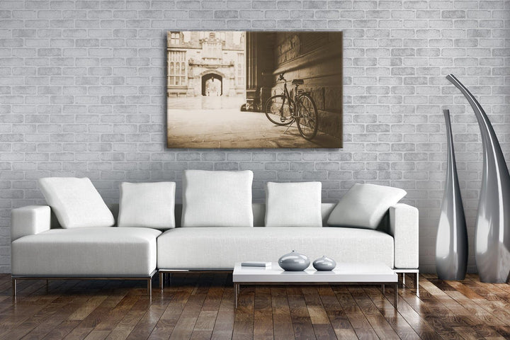 deyoli Fahrrad in einem alten Stadtviertel Format: 80x60 Effekt: Sepia als Leinwandbild, Motiv ferti