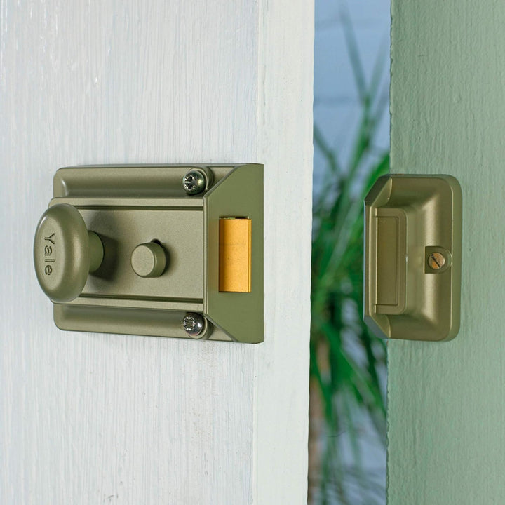 Yale P77 Traditionelles Nachtriegelschloss, Dornmass 60 mm, Sichtverpackung, verchromt Chrome Finish