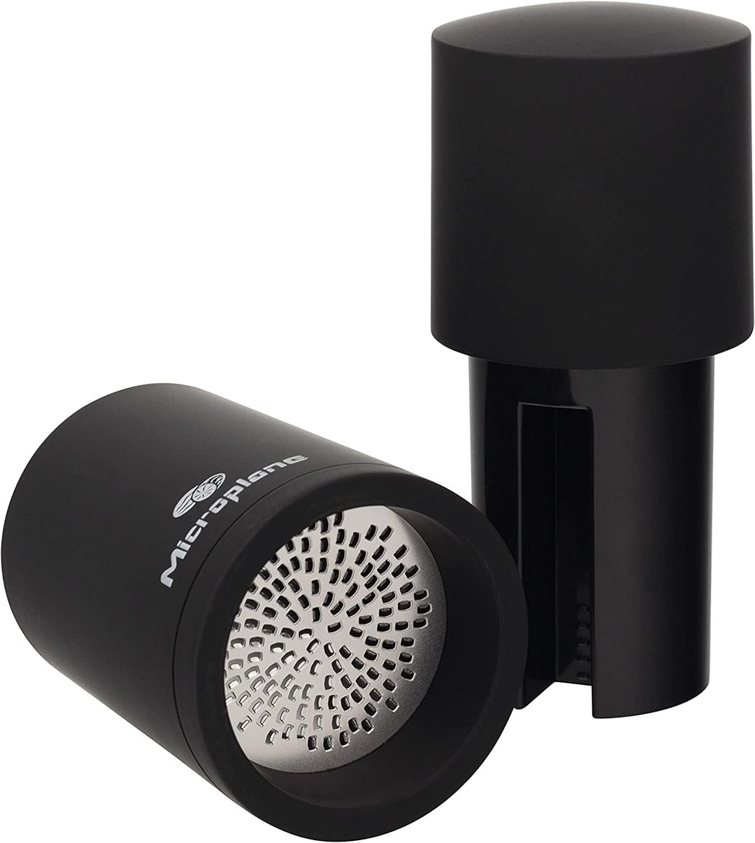 Microplane Gewürzmühle Schwarz für Muskatnuss, Zimt, Tonkabohnen, Langpfeffer und andere getrocknete