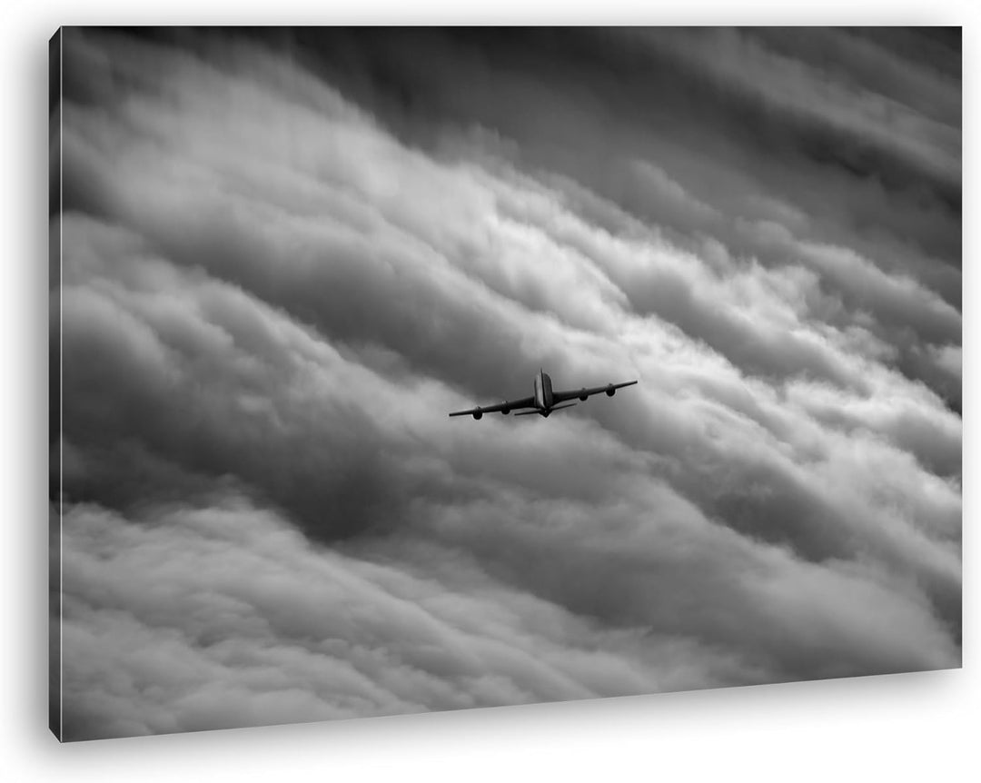 Militärflugzeug in den Wolken Effekt: Schwarz/Weiss im Format: 80x60 als Leinwandbild, Motiv fertig