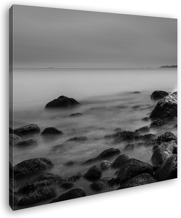deyoli geheimnisvoller Kiesstrand in Schweden im Format: 60x60 Effekt: Schwarz&Weiss als Leinwandbil