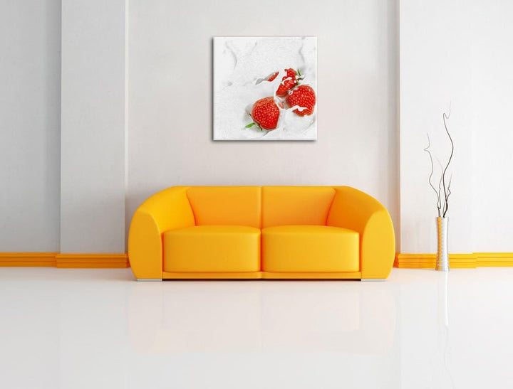 Pixxprint Erdbeeren Schwimmen in Milch als Leinwandbild Quadratisch/Grösse: 70x70 / Wandbild/Kunstdr