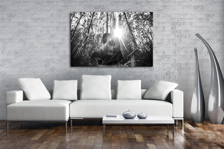 deyoli akustische Gitarre im idyllischen Wald Effekt: Schwarz/Weiss im Format: 80x60 als Leinwandbil