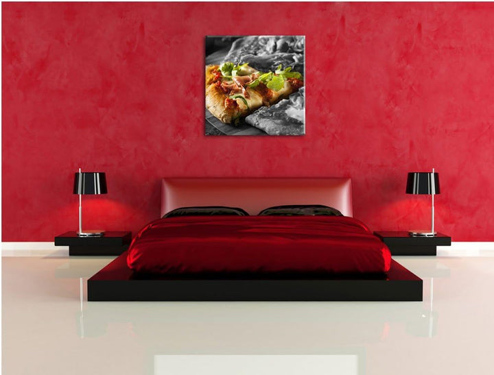 leckere Pizza mit Bacon und Rucola schwarz/weiss, Format: 70x70 auf Leinwand, 70x70