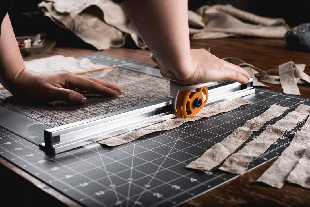 Fiskars Rollmesser Ø 45 mm mit Lineal, 12” x 12”, Orange/Weiss, 1016264 Rollmesser mit Lineal 12” x