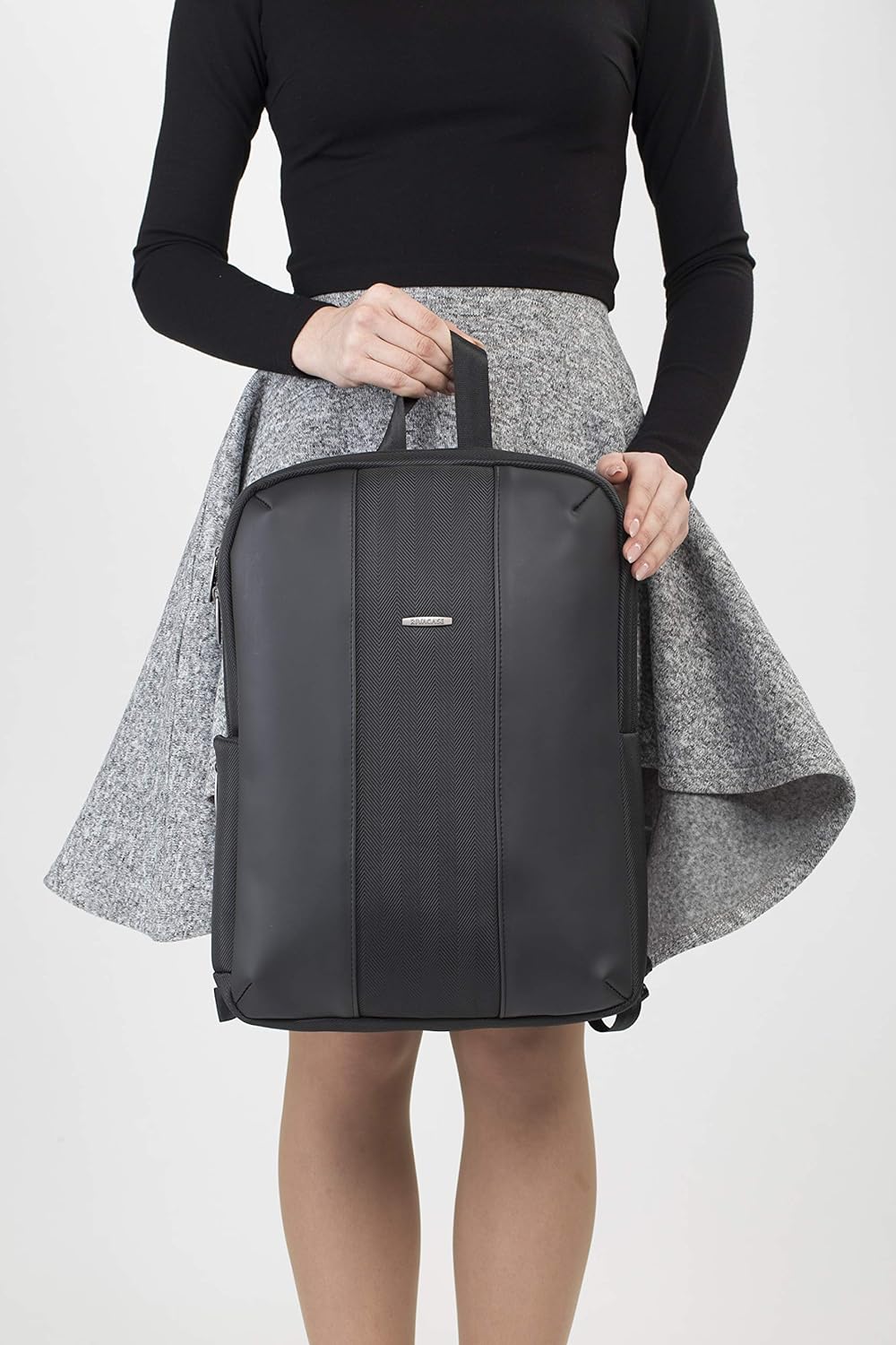 RIVACASE leichter Laptop Rucksack bis 14 Zoll – Stadtrucksack aus Polyester und Kunstleder mit extra