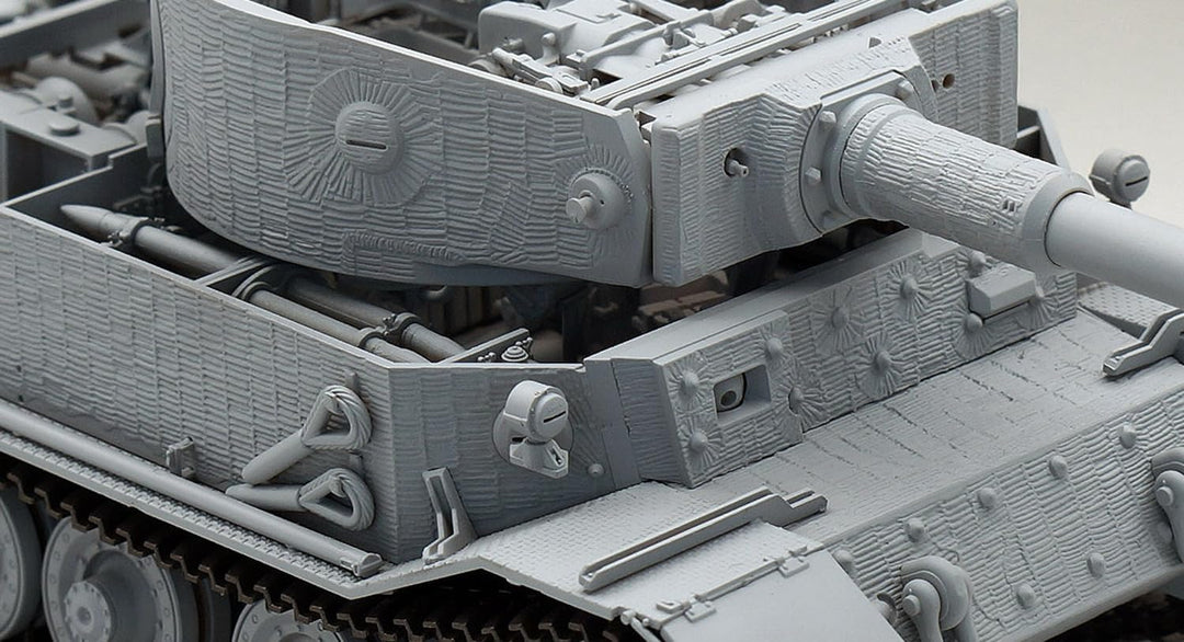 Amusing Hobby 35A051 PzKpfwg.VI Tiger(P) 003 mit Zimmerit und Full Interior - Massstab 1:35 Modellba