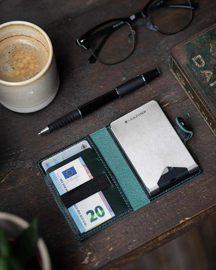 Ledlenser Lite Wallet Portemonnaie, Matte Dark Forest, integrierter RFID-Schutz, aufladbares LED-Lic