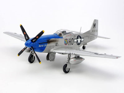 TAMIYA 25205 1:48 US P-51D Mustang & 4x4 Lt.Fahzg. - Modellbausatz,Plastikbausatz, Bausatz zum Zusam