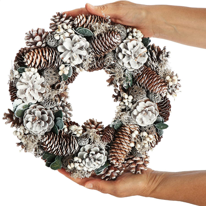 COM-FOUR® Türkranz Weihnachten - Adventskranz mit Mehreren Zapfenarten und weissen Beeren - Dekokran