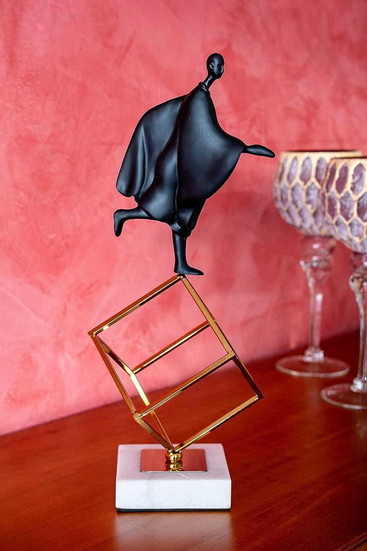 IDYL Moderne Skulptur Figur Resin mit Metall Mann auf Würfel |Masse: 15x15x43 cm | Material: Polyres