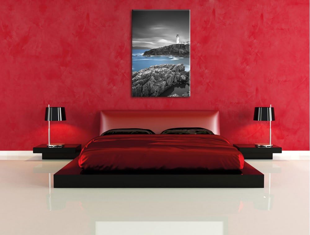 Pixxprint Leuchtturm an traumhaft blauem Meer schwarz/weiss, Format: 80x120 auf hochkantiges Leinwan