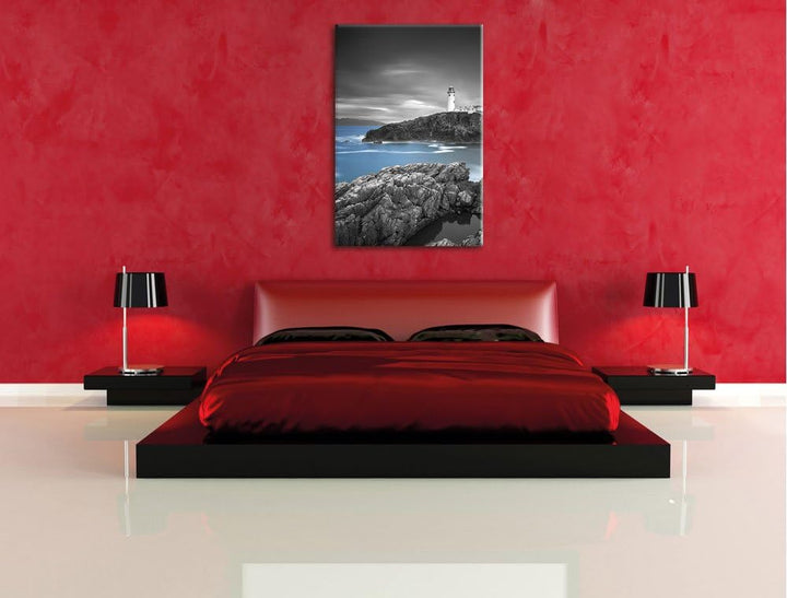 Pixxprint Leuchtturm an traumhaft blauem Meer schwarz/weiss, Format: 80x120 auf hochkantiges Leinwan