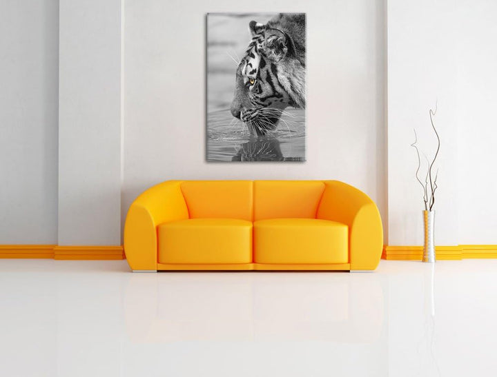 maiestätischer Tiger am Wasserloch schwarz/weiss auf Leinwand, XXL riesige Bilder fertig gerahmt mit