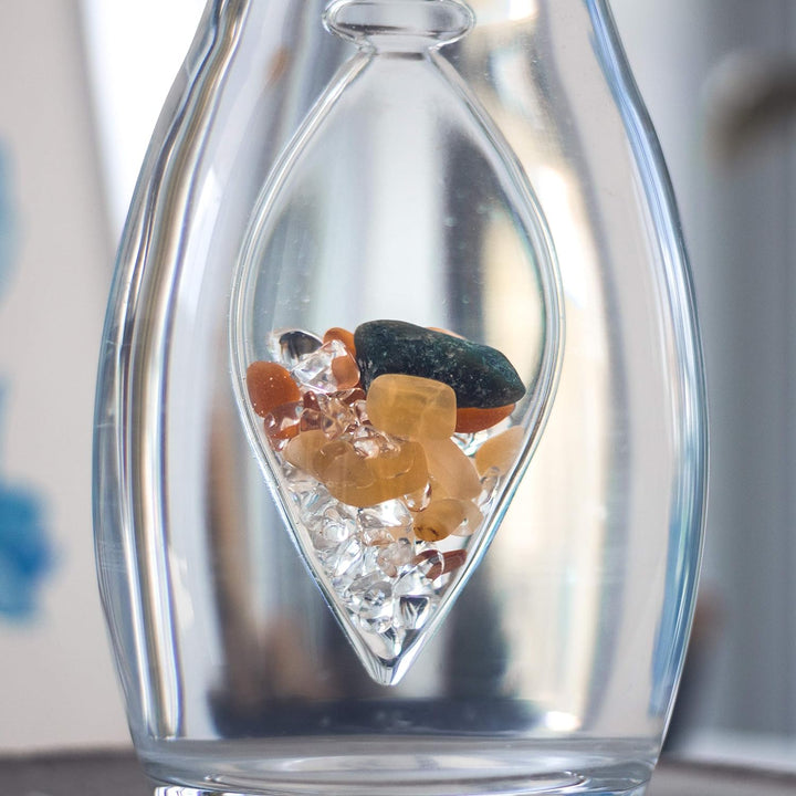 VitaJuwel HAPPINESS Edelsteinwasserset für Zuhause (Karaffe Era & Phiole) mit Jade, Orangencalzit, K