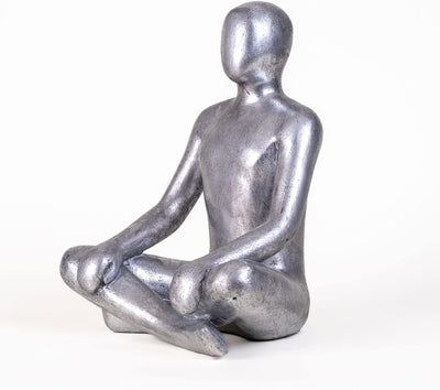 IDYL Moderne Skulptur Figur Sandsteinguss Sitting Man Crossed Legs | silberfb. | Masse 22x18x28 cm |
