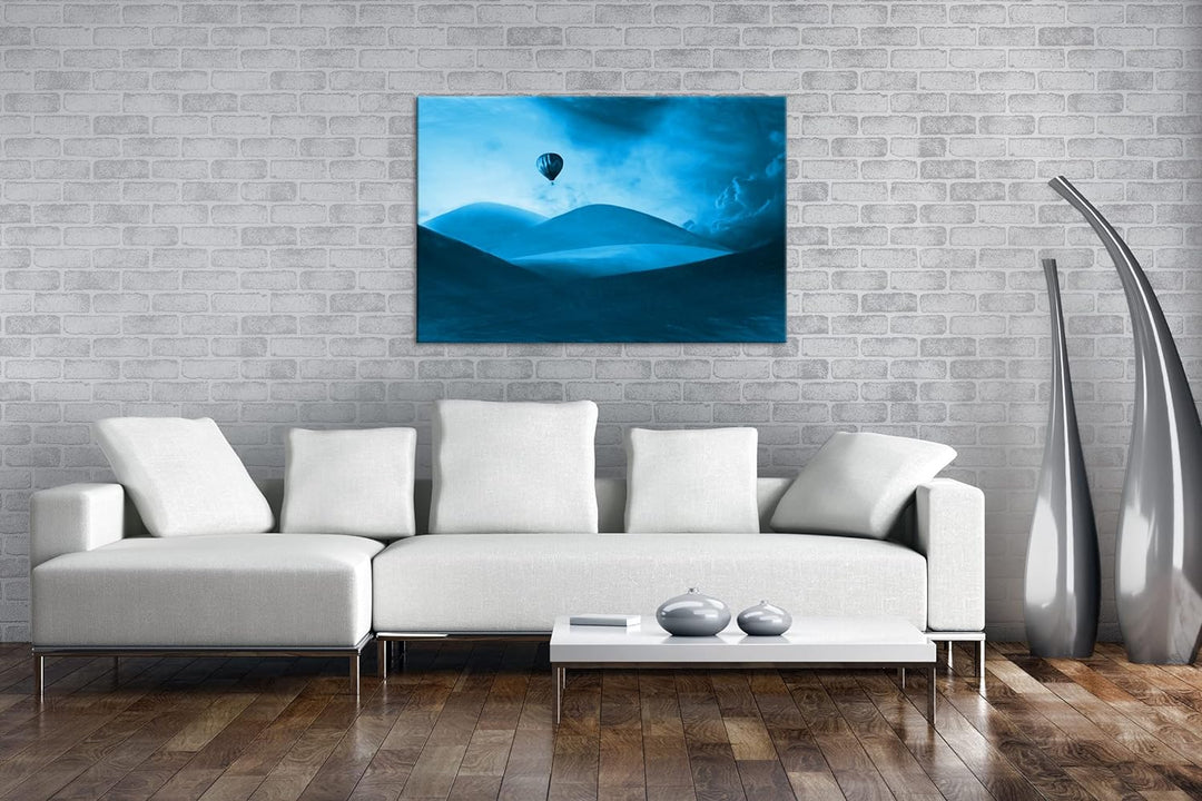 deyoli gezeichneter Heizluftballon über Wüstenlandschaft Format 80x60 Effekt: Monocrome Blau als Lei