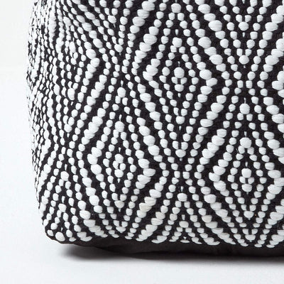 Homescapes handgewobener Chindi Sitzpouf - Sitzkissen mit geometrischem Muster in Schwarz - Weiss, 6