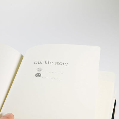 SUCK UK Unsere Lebensgeschichte – schwarz Our Life Story Black, Our Life Story Black