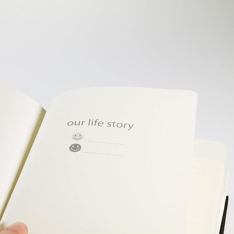 SUCK UK Unsere Lebensgeschichte – schwarz Our Life Story Black, Our Life Story Black