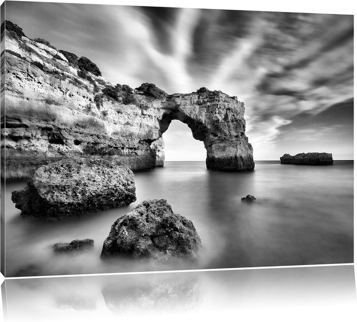 Pixxprint Monocrome, Riesiger Berg im Meer, Format: 100x70 auf Leinwand, riesige Bilder fertig gerah