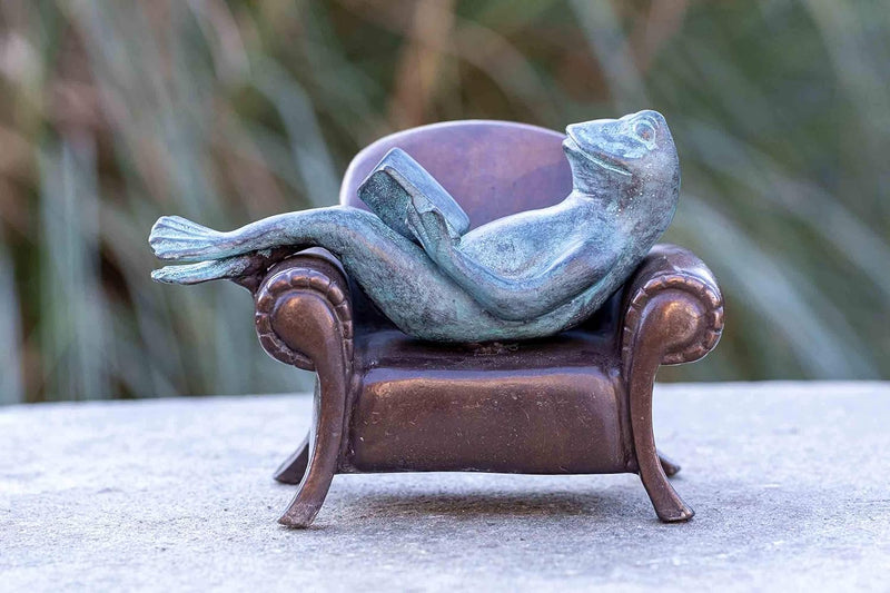 IDYL Bronze-Skulptur Lesender Frosch auf einem Sofa | 13x11x18 cm | Tierfigur aus Bronze handgeferti