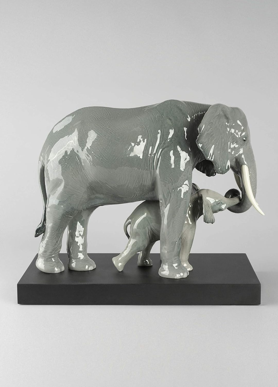 LLADRÓ Elefanten-Skulptur Den Weg Weisen. Elefant. Porzellan.