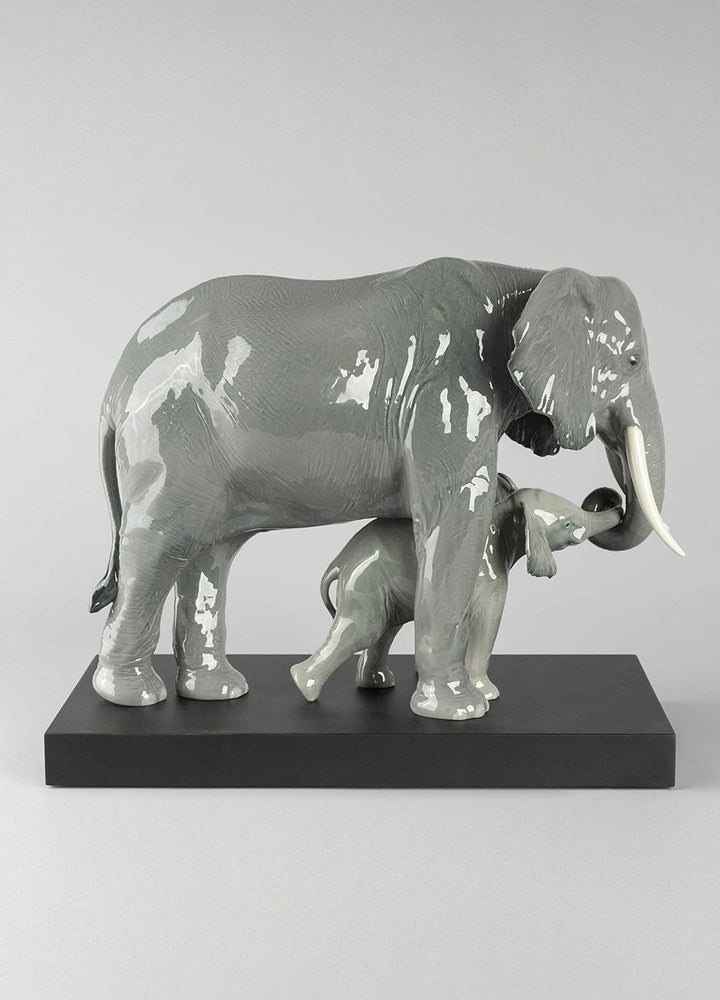 LLADRÓ Elefanten-Skulptur Den Weg Weisen. Elefant. Porzellan.