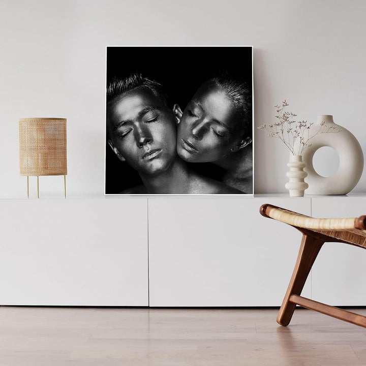 wandmotiv24 Poster als Wanddeko, Grösse 50x50cm, sinnliches Paar Foto, Models, Schwarz Weiss, Silber