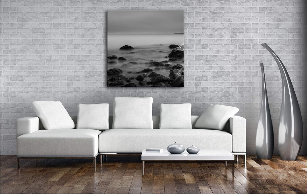 deyoli geheimnisvoller Kiesstrand in Schweden im Format: 60x60 Effekt: Schwarz&Weiss als Leinwandbil