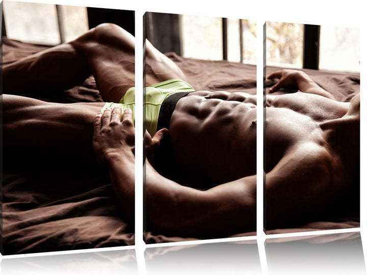 Pixxprint Muskulöser Mann im Bett als Leinwandbild | Grösse: 3 Teilig (120x80) | Wandbild| Kunstdruc