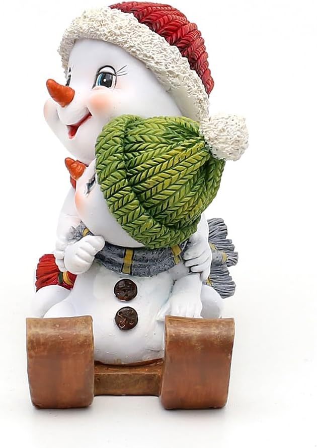 Dekohelden24 Schneekinderpaar - Schneemänner mit Mütze und Schal in rot-grün auf Schlitten, L/B/H 14