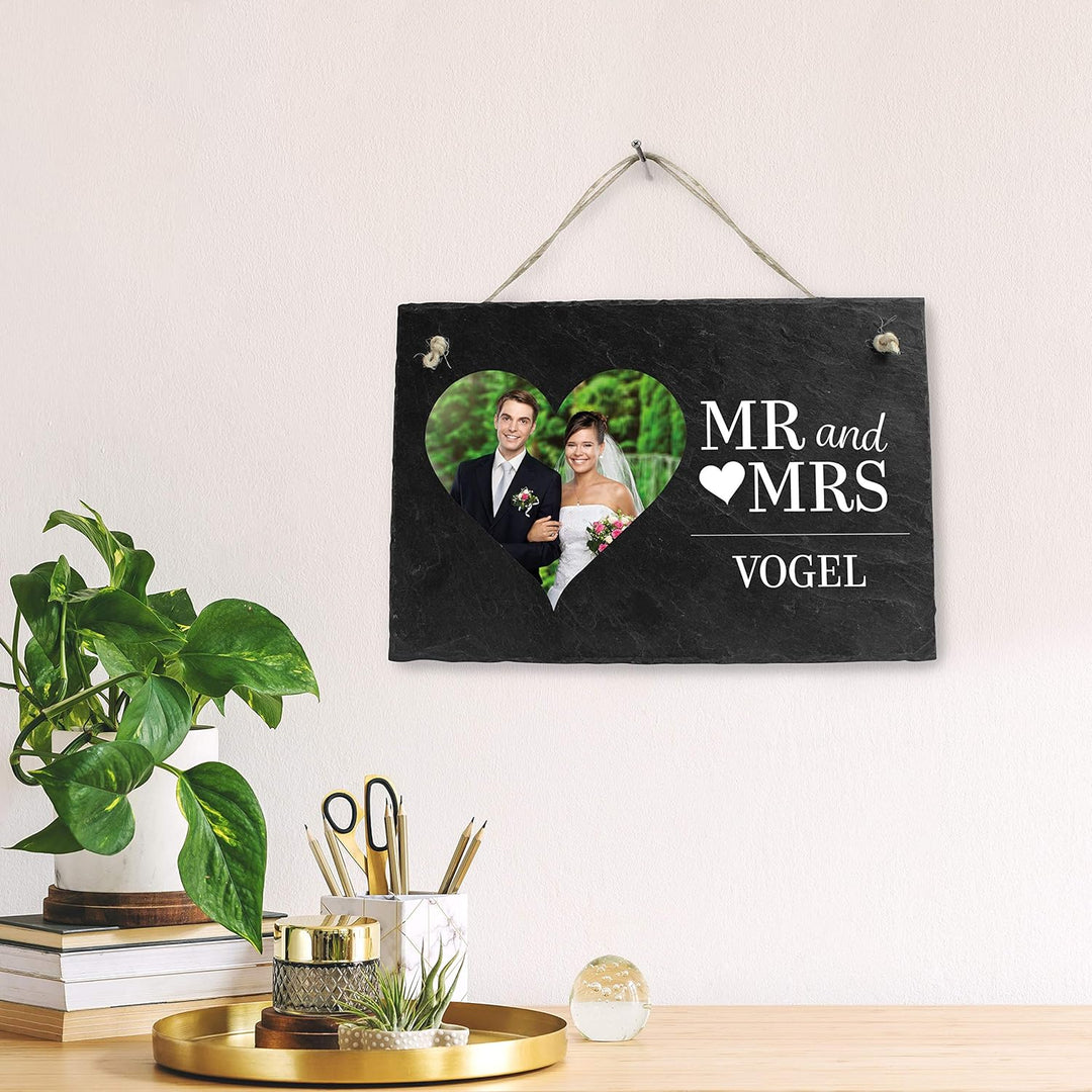 wandmotiv24 Schiefertafel Hochzeit Mr. & Mrs., Aufhängeschild mit Strick, Personalisierbar Digitaldr