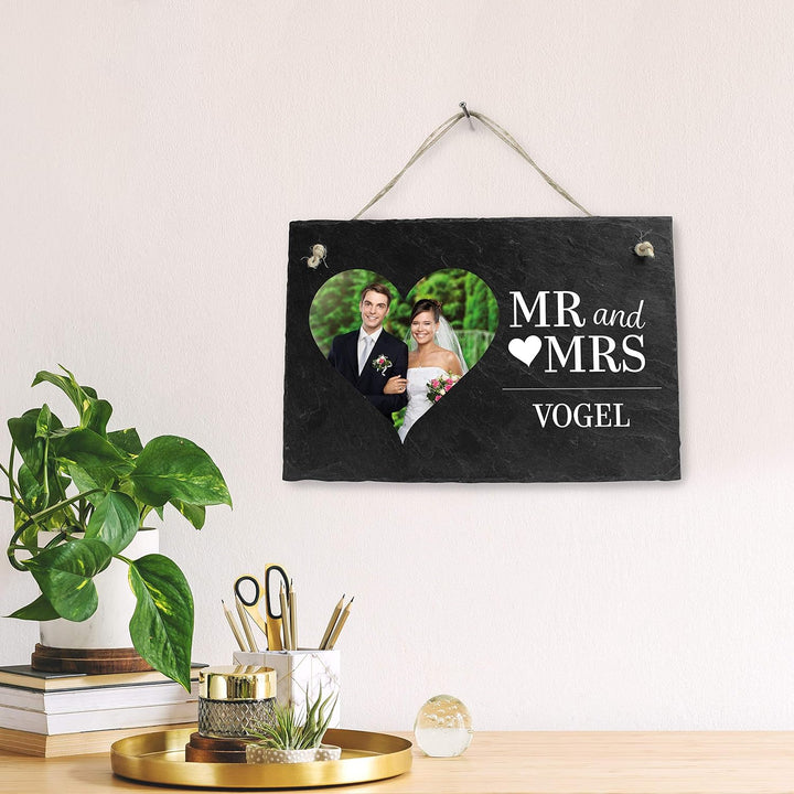 wandmotiv24 Schiefertafel Hochzeit Mr. & Mrs., Aufhängeschild mit Strick, Personalisierbar Digitaldr