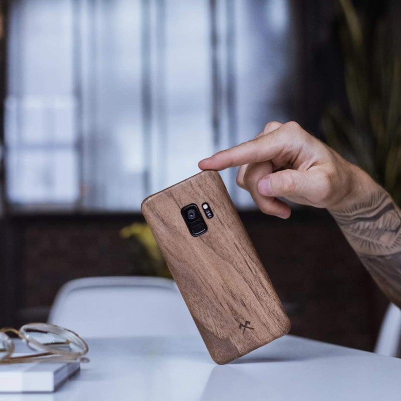 Woodcessories - Hülle kompatibel mit Samsung Galaxy S10 Plus aus Echtholz - EcoSlim Case (Walnuss)