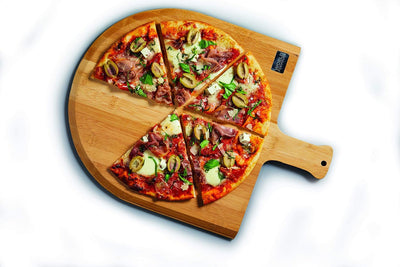 KitchenCraft World of Flavours Pizzabrett aus Holz und Mezzaluna Pizzaschneider Set