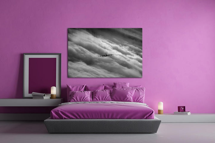 Militärflugzeug in den Wolken Effekt: Schwarz/Weiss im Format: 80x60 als Leinwandbild, Motiv fertig