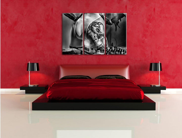 Pixxprint Sexy Frau am Plattenpult / 3-Teilig/Gesamtmass 120cm Leinwandbild bespannt auf Holzrahmen/