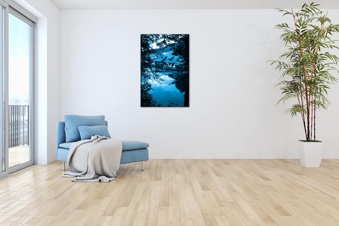 deyoli bezauberndes Dorf im Wald Format 80x60 Effekt: Monocrome Blau als Leinwandbild, Motiv fertig