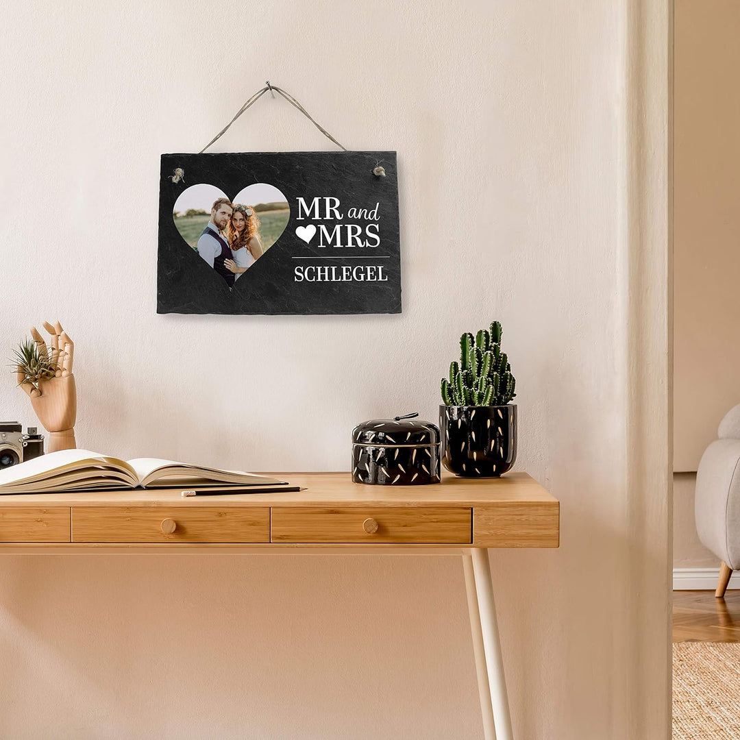 wandmotiv24 Schiefertafel Hochzeit Mr. & Mrs., Aufhängeschild mit Strick, Personalisierbar Digitaldr