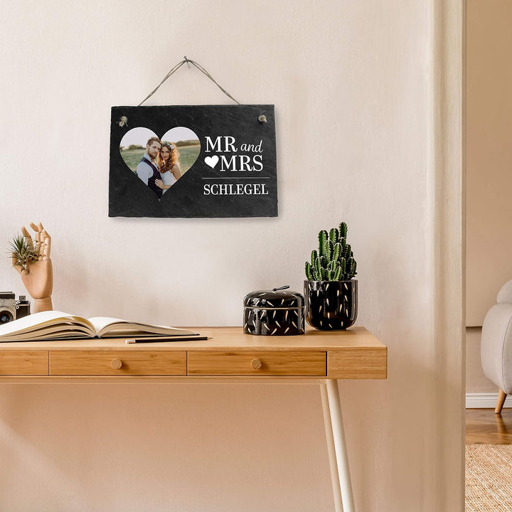wandmotiv24 Schiefertafel Hochzeit Mr. & Mrs., Aufhängeschild mit Strick, Personalisierbar Digitaldr
