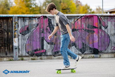 Schildkröt® Retro Skateboard, Premium Board mit Kunststoff-Deck aus haltbarem robustem PP, rutschfes