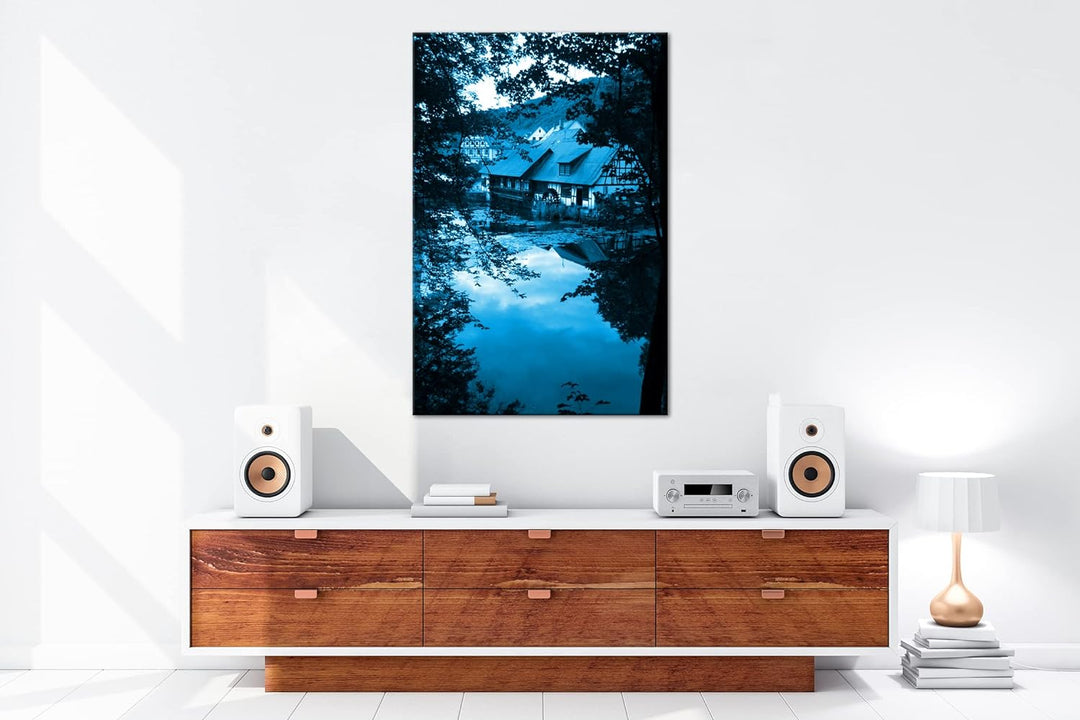 deyoli bezauberndes Dorf im Wald Format 80x60 Effekt: Monocrome Blau als Leinwandbild, Motiv fertig