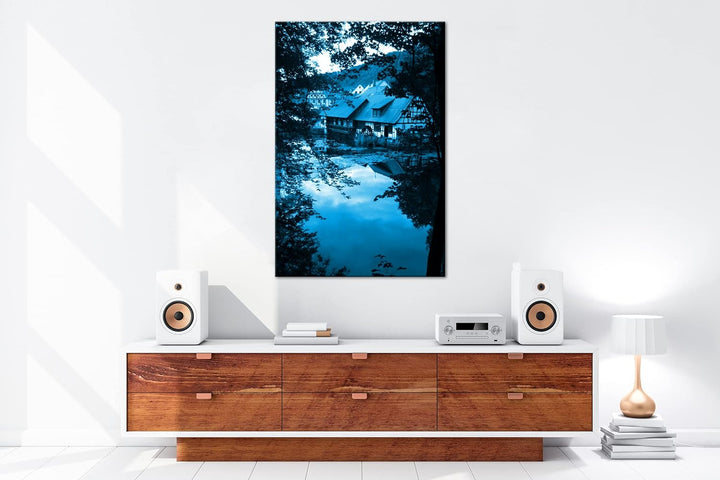 deyoli bezauberndes Dorf im Wald Format 80x60 Effekt: Monocrome Blau als Leinwandbild, Motiv fertig