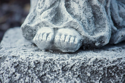 stoneandstyle Steinfigur Engel auf Fels sitzend, massiver Steinguss, Frost- und wetterfest bis -30°C