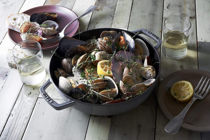 STAUB Bratpfanne mit Zwei Griffen, 34 cm. Grau, Gusseisen, Induktionsgeeignet, Graphitgrau 41.2 x 35