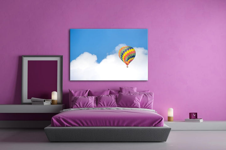 bunter Heissluftballon in der Luft Format: 80x60 als Leinwandbild, Motiv fertig gerahmt auf Echtholz