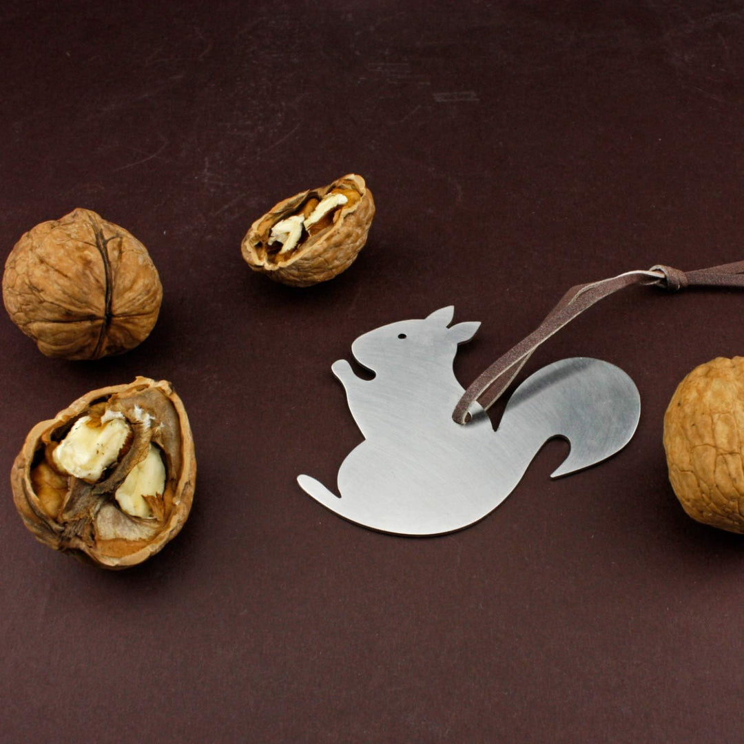 2x Grusskarten mit echtem Edelstahl-Nussknacker Form Eichhörnchen und Lederband inklusive Umschlägen