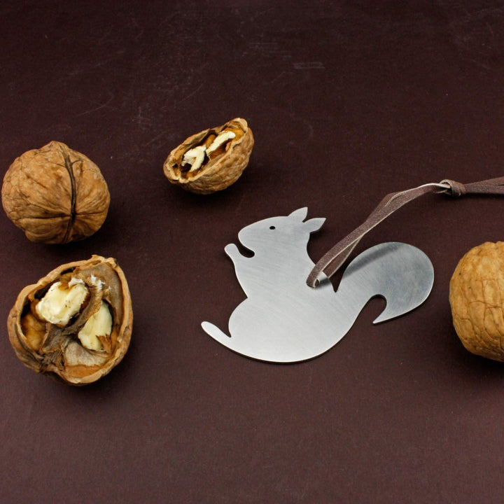2x Grusskarten mit echtem Edelstahl-Nussknacker Form Eichhörnchen und Lederband inklusive Umschlägen